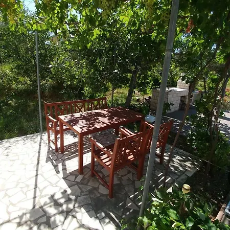 Dora *